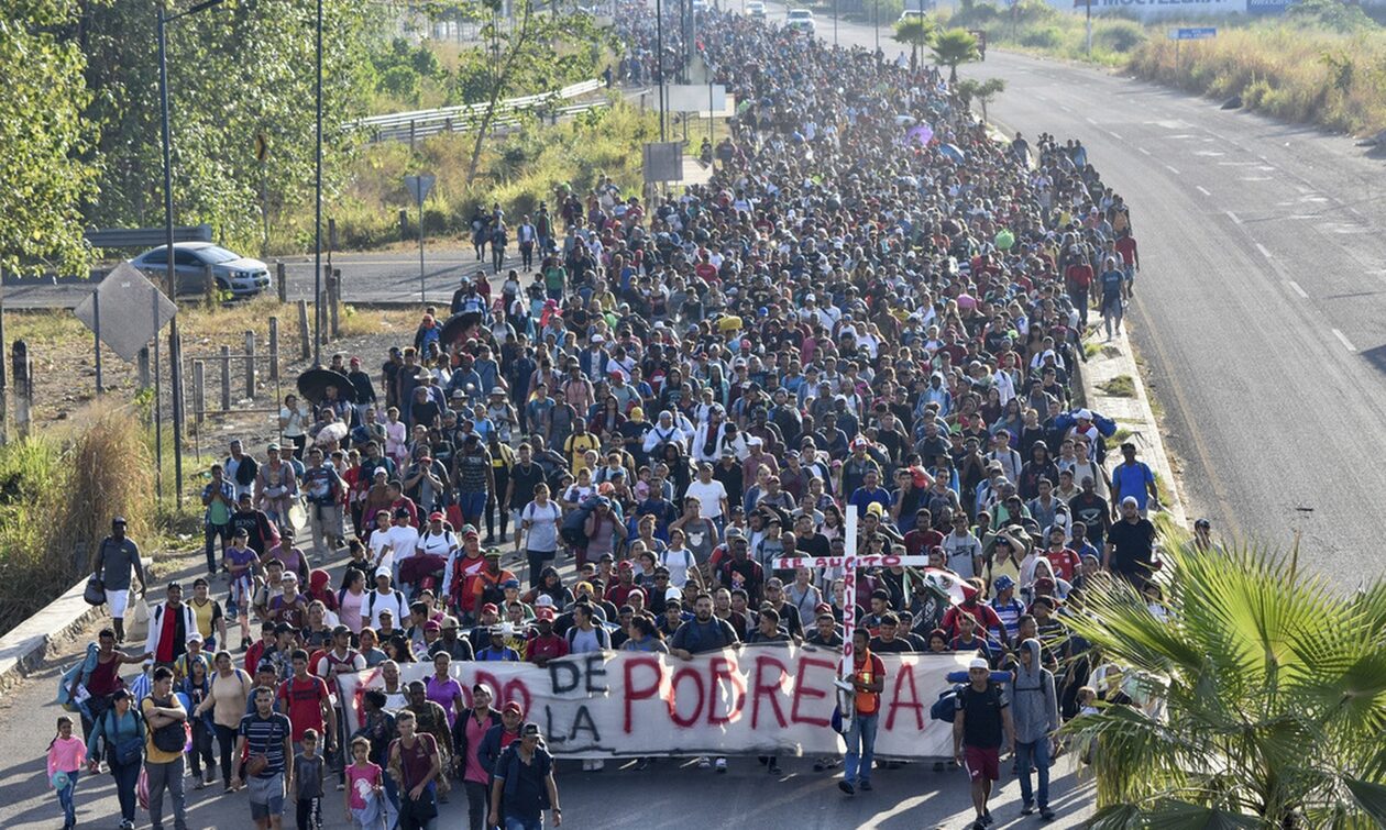 Μεξικό: Χριστουγεννιάτικο καραβάνι χιλιάδων μεταναστών κατευθύνεται στις ΗΠΑ – «Τέλος στη φτώχεια»