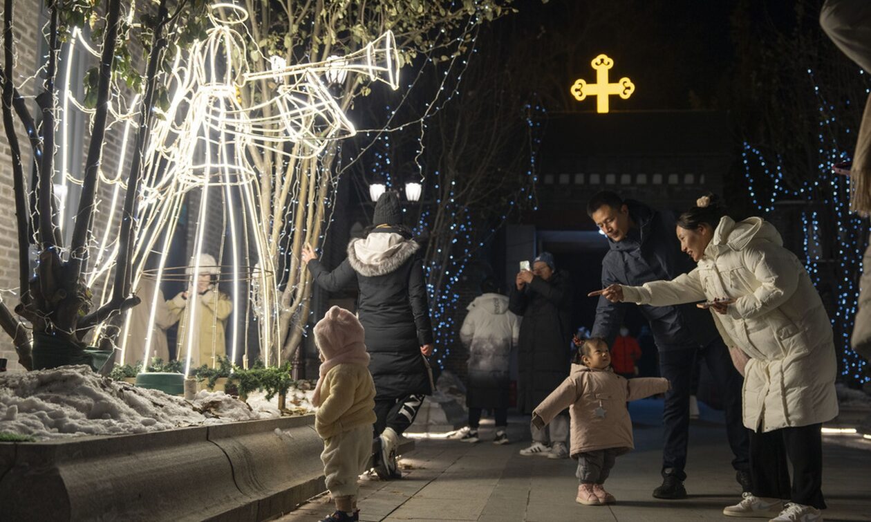 Χριστούγεννα: Εορτασμοί με λαμπρότητα και σε κλίμα κατάνυξης ανά τον κόσμο (εικόνες)