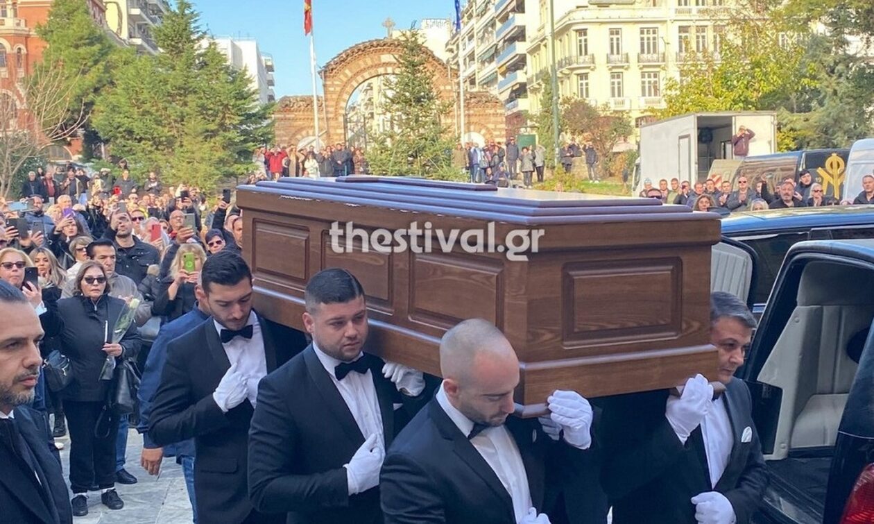 Βασίλης Καρράς: Ρίγη συγκίνησης στο λαϊκό προσκύνημα της σορού του – «Αθάνατος Βασιλάρα»