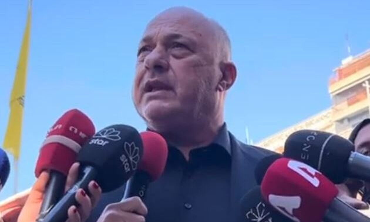 Αχιλλέας Μπέος για Βασίλη Καρρά: «Δεν έφυγε, εδώ είναι – Όλη η Ελλάδα ακούει τα τραγούδια του»