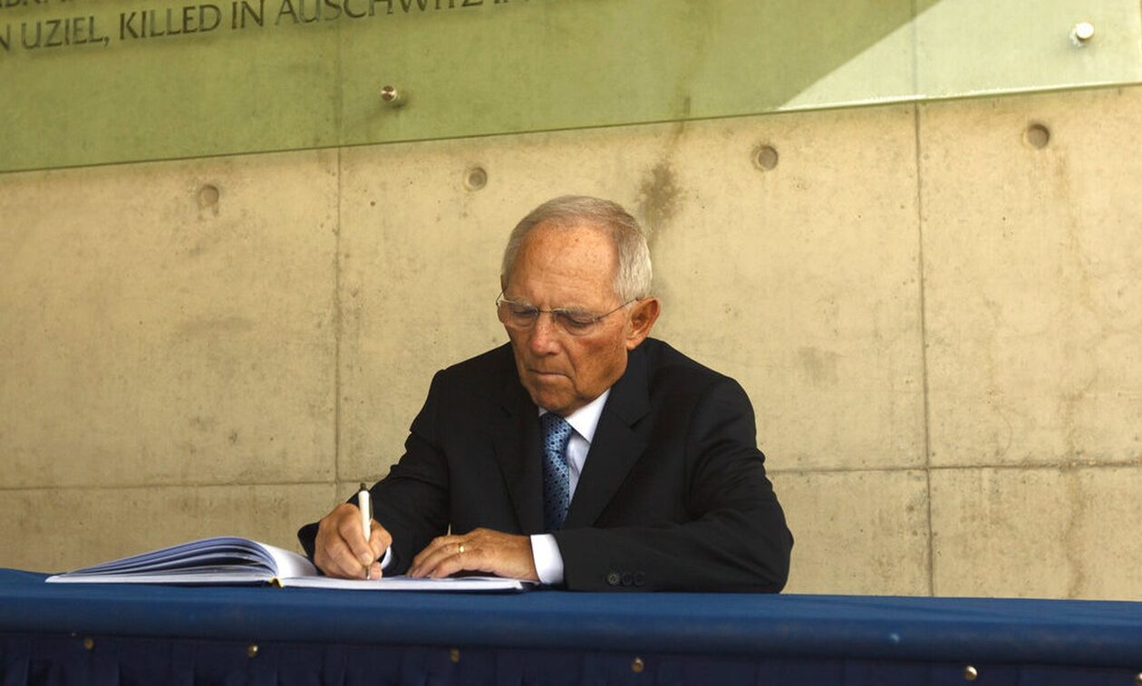 Σόιμπλε: Όταν κουνούσε το δάχτυλο στην Ελλάδα – «Μην κατηγορείτε άλλους για τα οικονομικά σας δεινά»