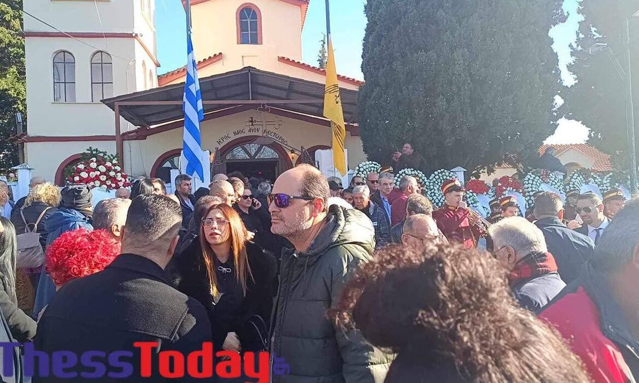 Βασίλης Καρράς: Το Κοκκινοχώρι Καβάλας θρηνεί  – Πλήθος κόσμου στο τελευταίο «αντίο» (ΦΩΤΟ)