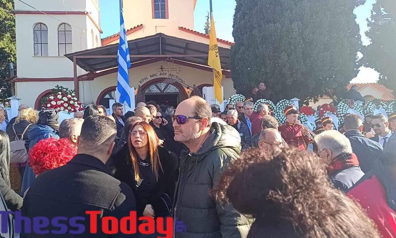 Βασίλης Καρράς: Η σορός του έφθασε στο Κοκκινοχώρι Καβάλας για το τελευταίο «αντίο»