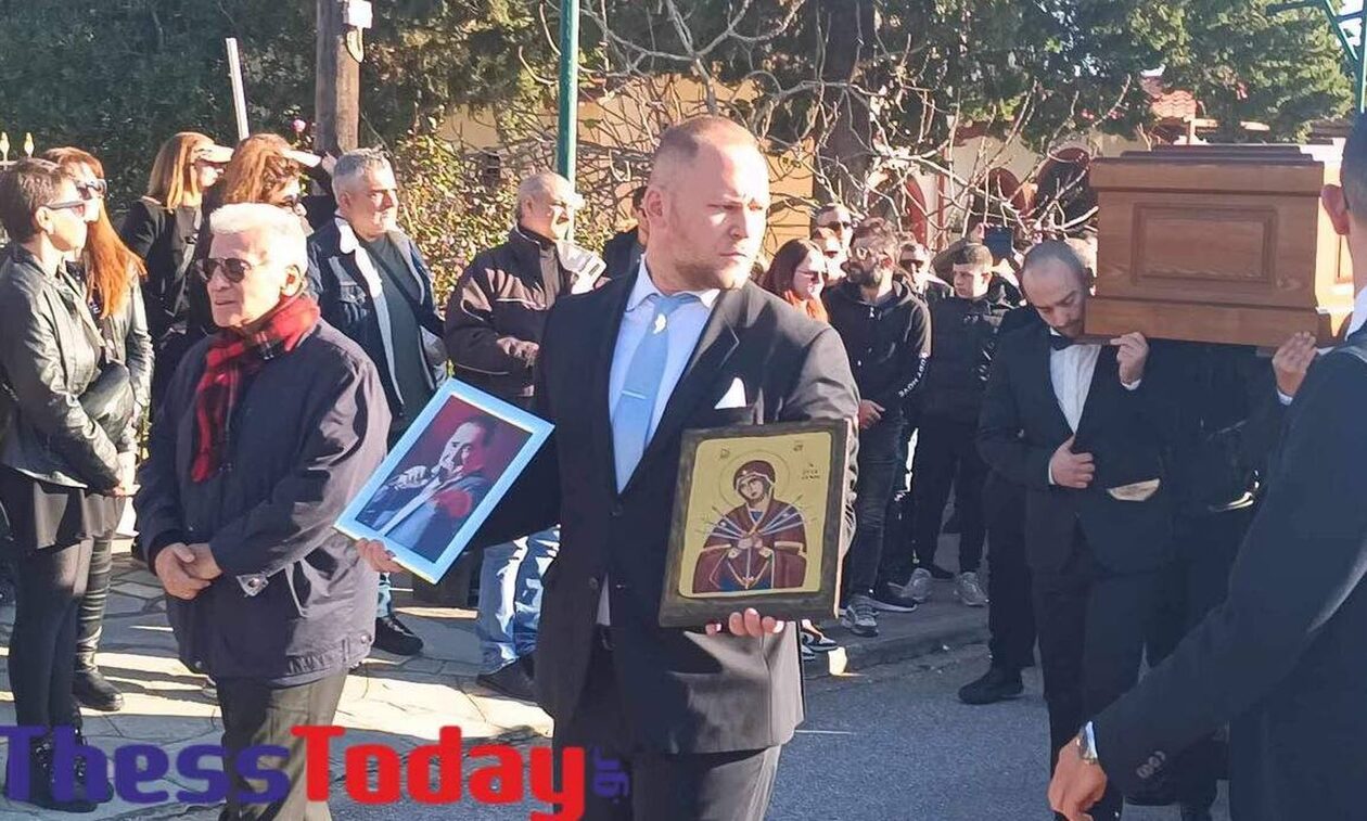 Βασίλης Καρράς: Αναπαύεται στην τελευταία του κατοικία – Ανατριχιαστικές στιγμές στην ταφή
