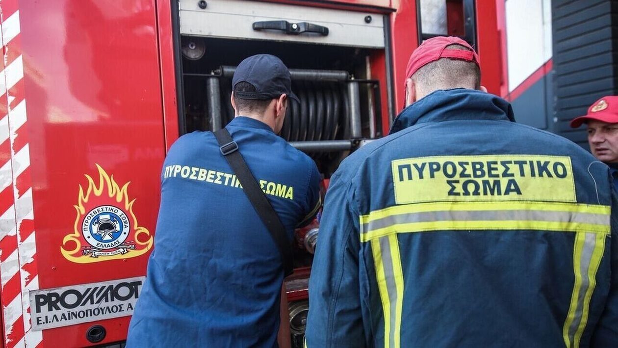 Λάρισα: Συναγερμός στην Πυροσβεστική για φωτιά σε λεωφορείο με επιβάτες