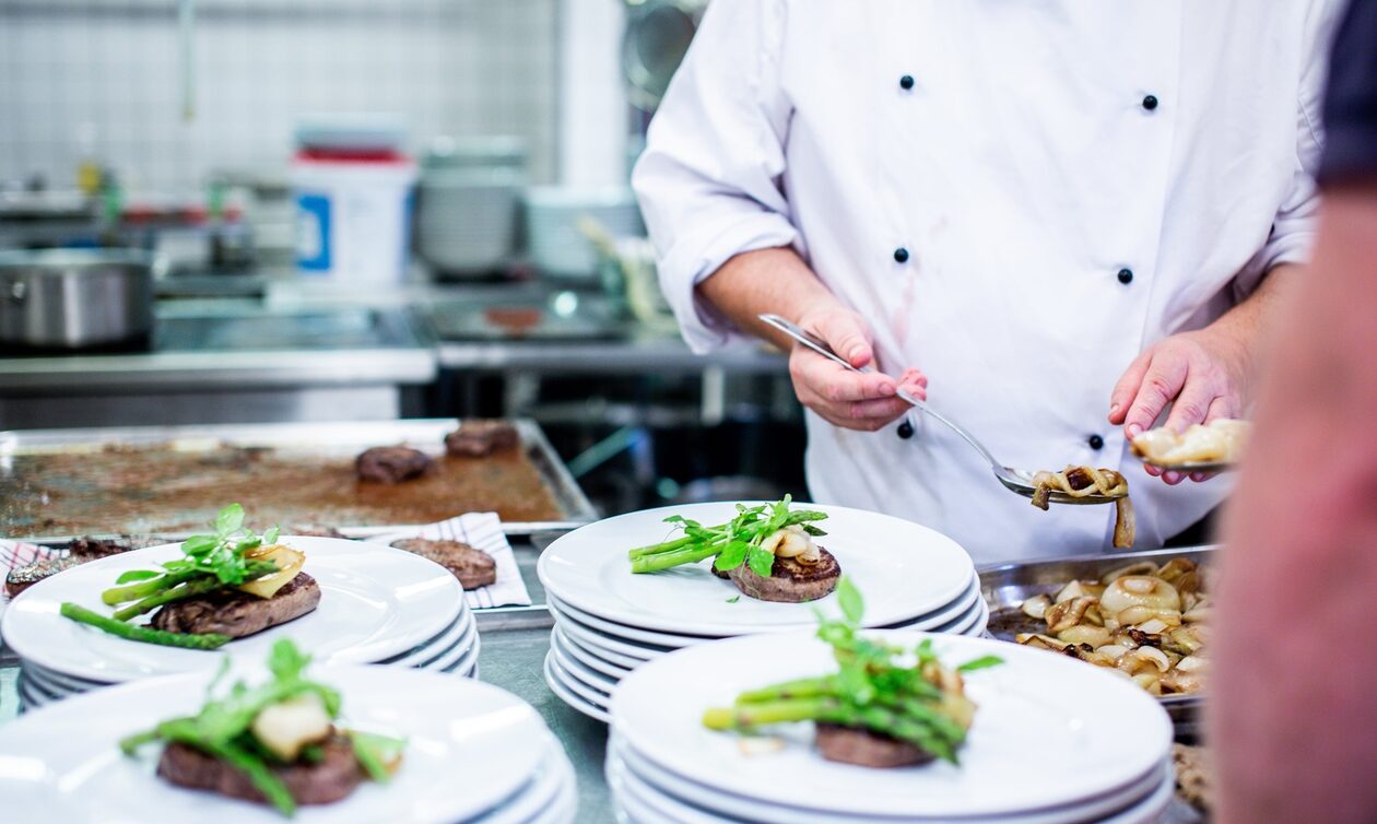 Γαλλία: Σεφ απολύθηκε καθώς έκανε καψόνι σε εργαζόμενο πεντάστερου ξενοδοχείου και το βιντεοσκόπησε