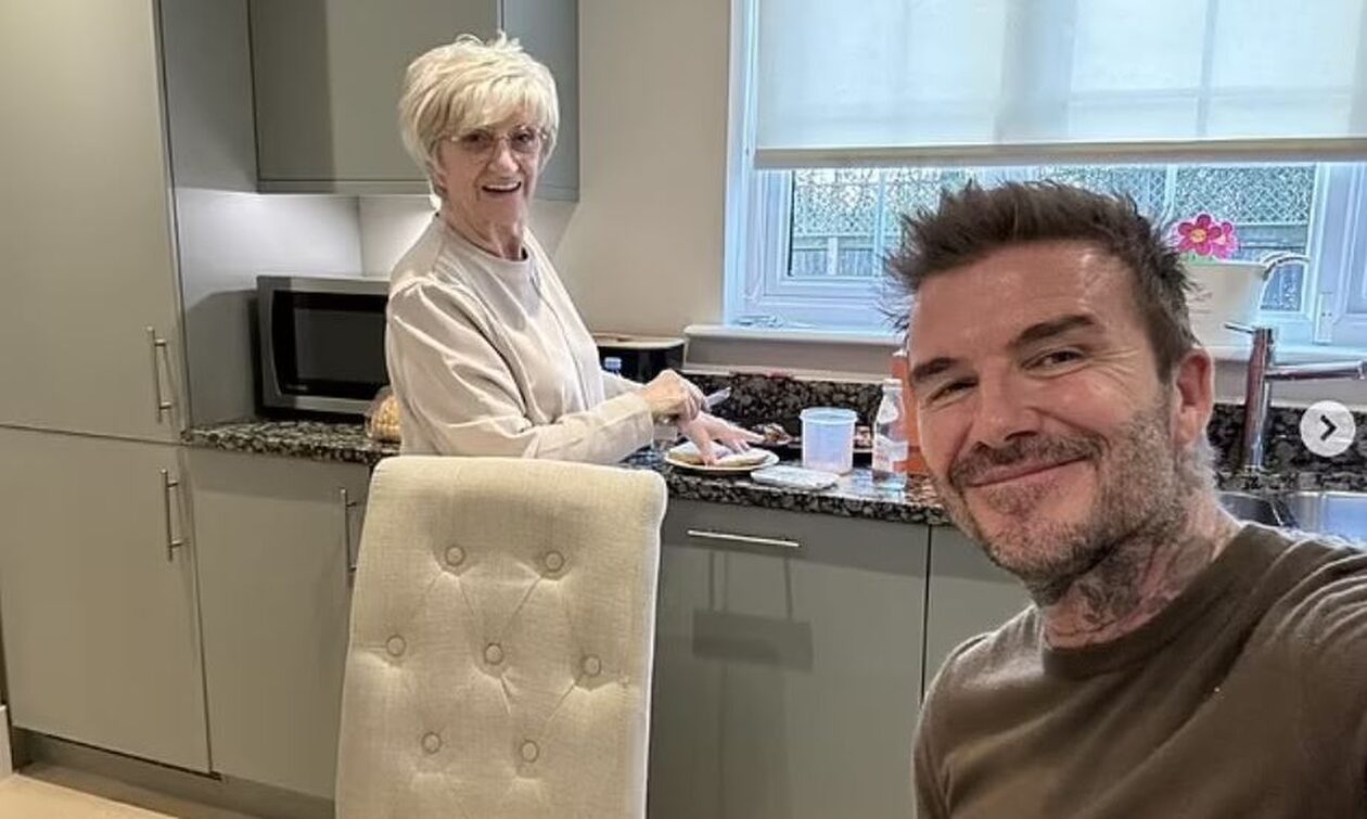 Ντέιβιντ Μπέκαμ: Πλένει πιάτα με τη μαμά του και το απολαμβάνει – «Σε λατρεύω»