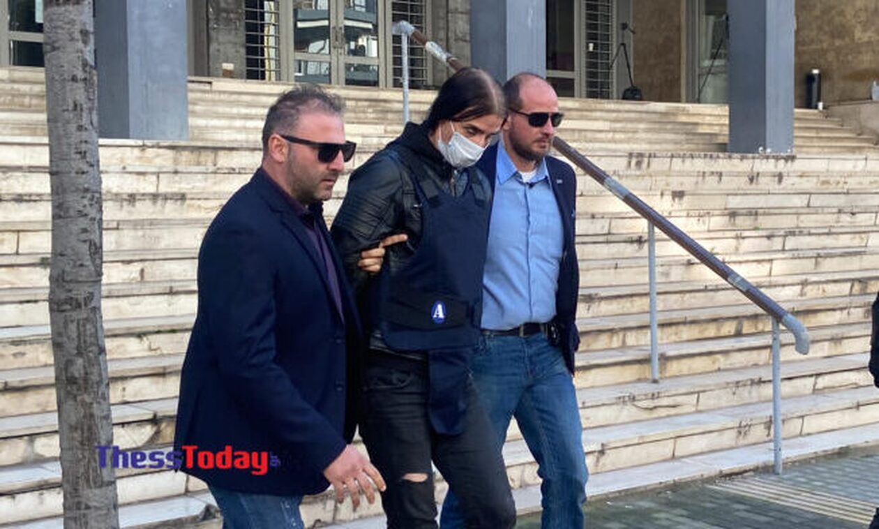 Θεσσαλονίκη: Φραστική επίθεση στον Νορβηγό δολοφόνο έξω από τα δικαστήρια