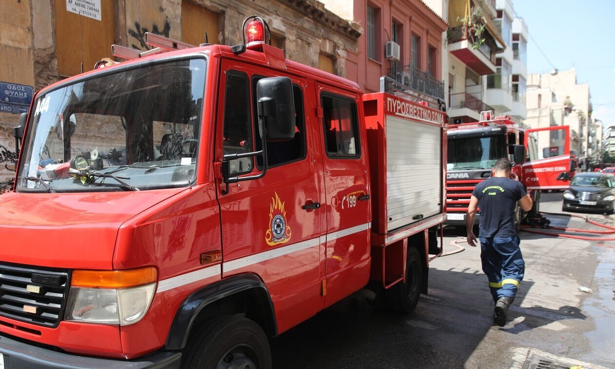 Φωτιά σε διαμερίσματα σε Νέα Σμύρνη και Βριλήσσια – Απεγκλωβίστηκαν δύο άτομα