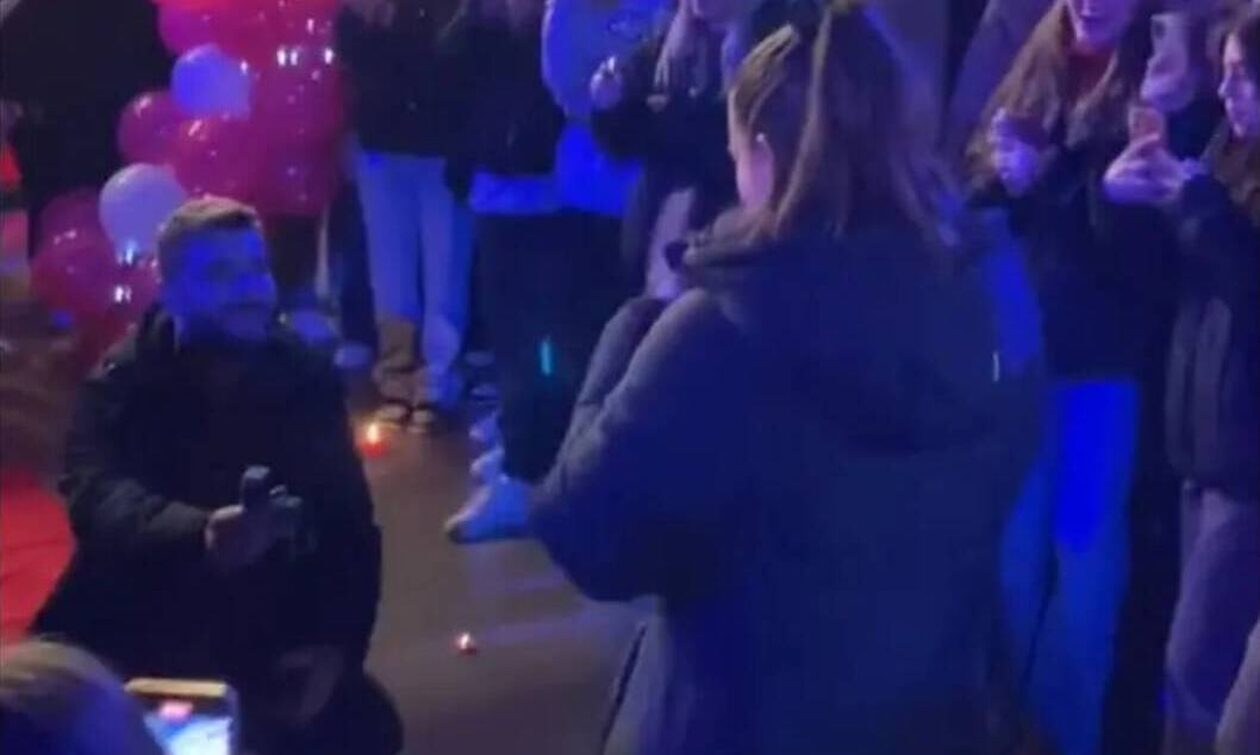 Θεσσαλονίκη: Της έκανε πρόταση γάμου στην πλατεία Αριστοτέλους – Είπε το «ναι»; (vid)