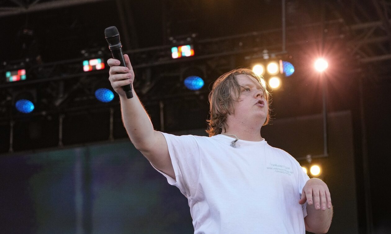 Συγκινεί ο Lewis Capaldi: Το μεγάλο ευχαριστώ στο κοινό και το σύνδρομο Tourette (vid)