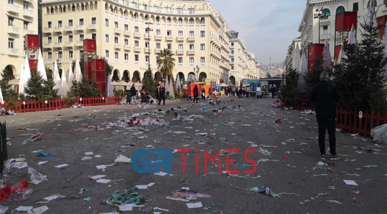 Θεσσαλονίκη: Χιλιάδες φαναράκια πεταμένα  στους δρόμους – Ακόμα και στον  Θερμαϊκό
