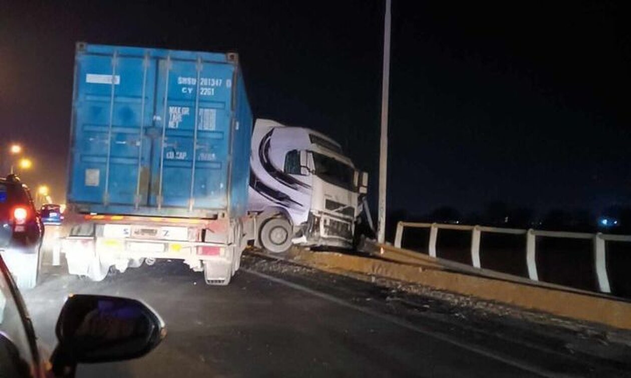 Θεσσαλονίκη: Σύγκρουση νταλίκας με αυτοκίνητο – Επέβαινε τετραμελής οικογένεια