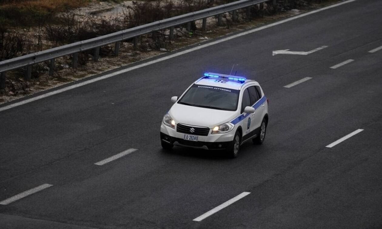 Πιερία: Χειροπέδες σε διακινητή αλλοδαπών – Οδηγούσε χωρίς δίπλωμα και είχε 8 κάρτες sim
