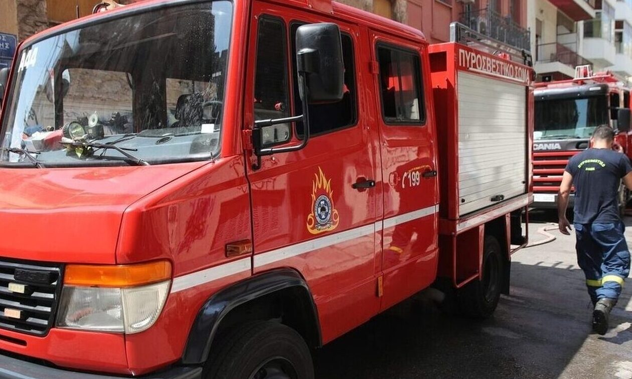 Φωτιά σε εγκαταλελειμμένη καφετέρια στον Κολωνό – Στο σημείο η Πυροσβεστική