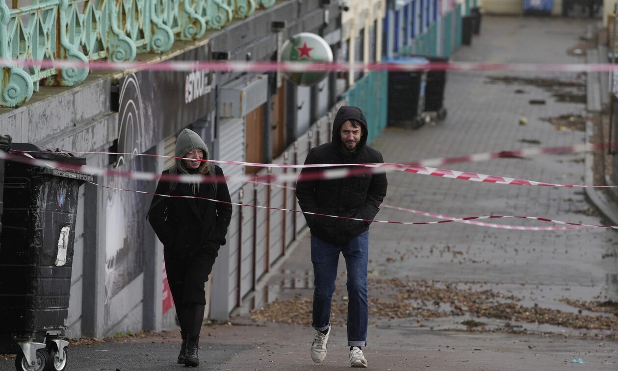 Σφοδρή κακοκαιρία «παρέλυσε» τη Βρετανία – Πλημμύρισαν ποτάμια