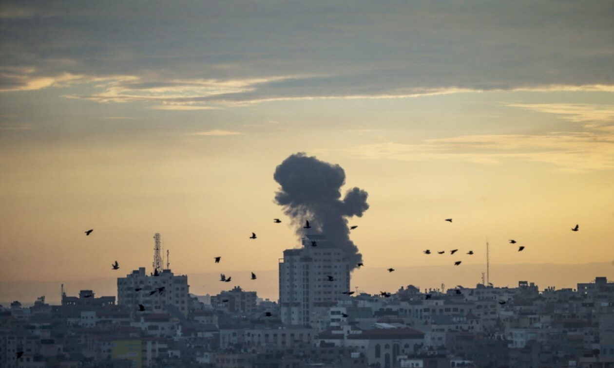 Για πρώτη φορά γαλλικό αεροσκάφος έκανε ρίψη ιατροφαρμακευτικού υλικού στη Λωρίδα της Γάζας (vid)