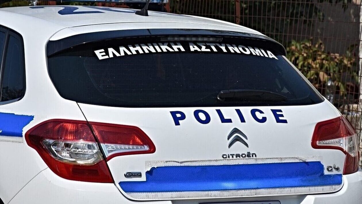 Λεχαινά: Kινηματογραφική καταδίωξη κλεμμένου αυτοκινήτου – Προσέκρουσε σε μάντρα