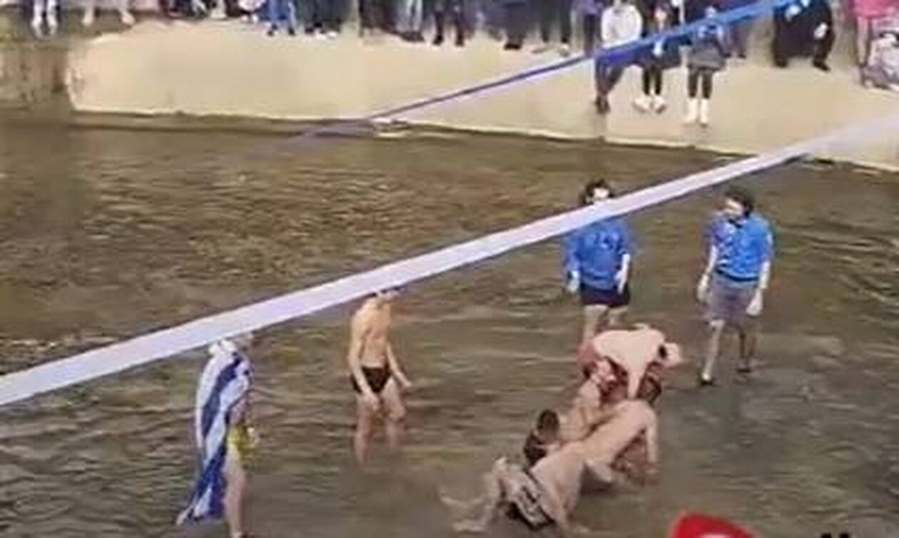 Θεοφάνεια – Τρίκαλα: Τσακώθηκαν για τον σταυρό – «Θα σκοτωθούν τώρα»