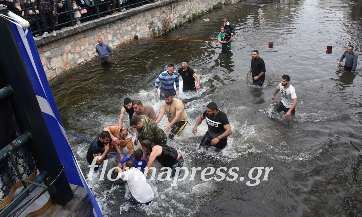 Θεοφάνεια – Φλώρινα: Αψήφησαν το κρύο και βούτηξαν για τον Σταυρό