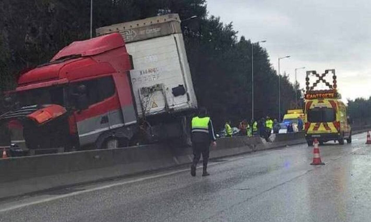 Θεσσαλονίκη: Νταλίκα δίπλωσε στο Δερβένι, συγκρούστηκαν τρία οχήματα