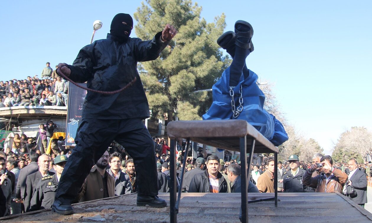 Ιράν: Μια γυναίκα καταδικάστηκε σε 74 μαστιγώσεις επειδή δεν φορούσε την ισλαμική μαντίλα