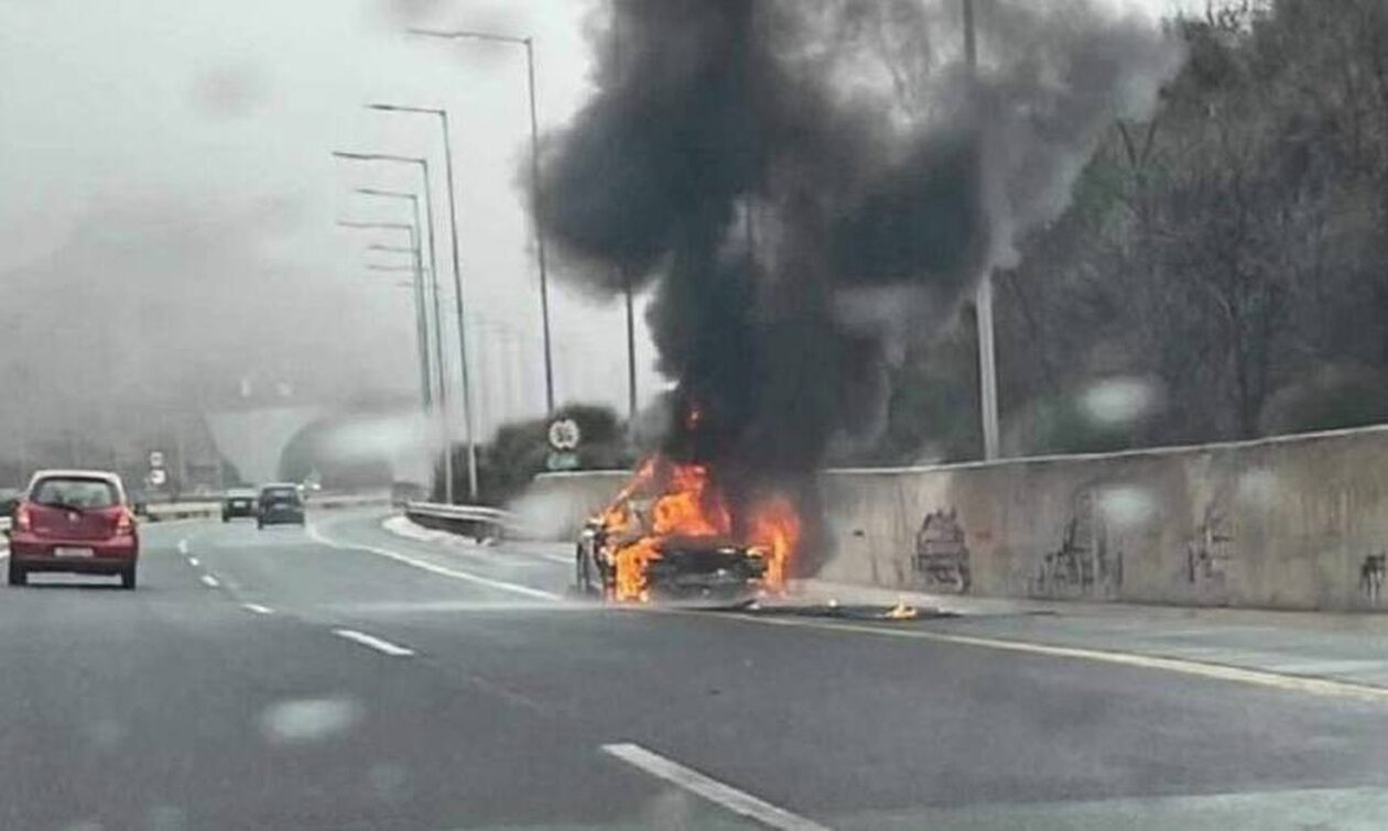 Θεσσαλονίκη: Porsche παραδόθηκε στις φλόγες στην Εγνατία Οδό (ΦΩΤΟ)