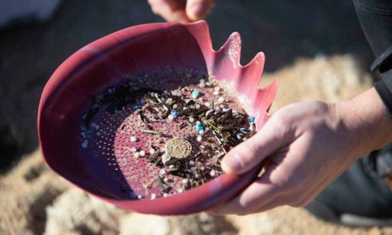 Ισπανία: Εκατομμύρια πλαστικά σφαιρίδια ξεβράστηκαν σε ισπανικές ακτές