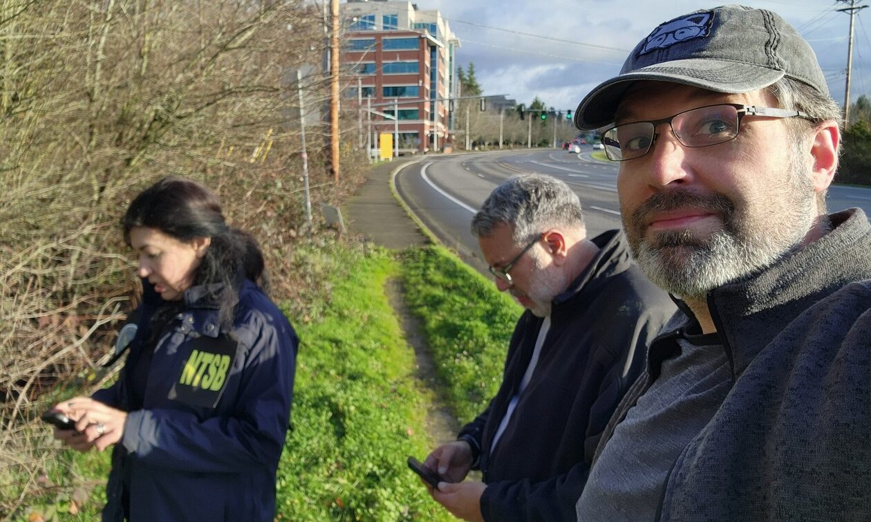 ΗΠΑ: Έκανε βόλτα και εντόπισε άθικτο iPhone που έπεσε από το αεροπλάνο της Alaska Airlines