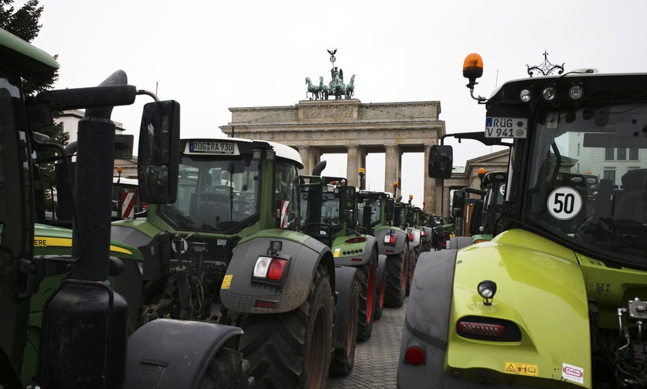 Ο «χειμώνας της οργής» στη Γερμανία: Τρακτέρ στην Πύλη του Βραδεμβούργου και «χειρόφρενο» στα τρένα
