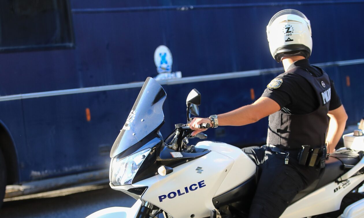 Αστυνομικός ήρωας σώζει ένα μικρό αγόρι από πνιγμό – Έμεινε ένα κομμάτι κέικ στον λαιμό