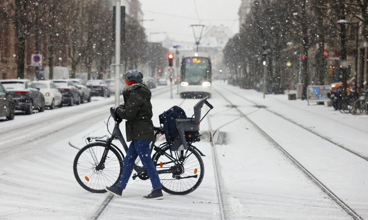 Γαλλία: Κύμα ψύχους σαρώνει τη χώρα – Εκατοντάδες οχήματα εγκλωβίστηκαν στο χιόνι