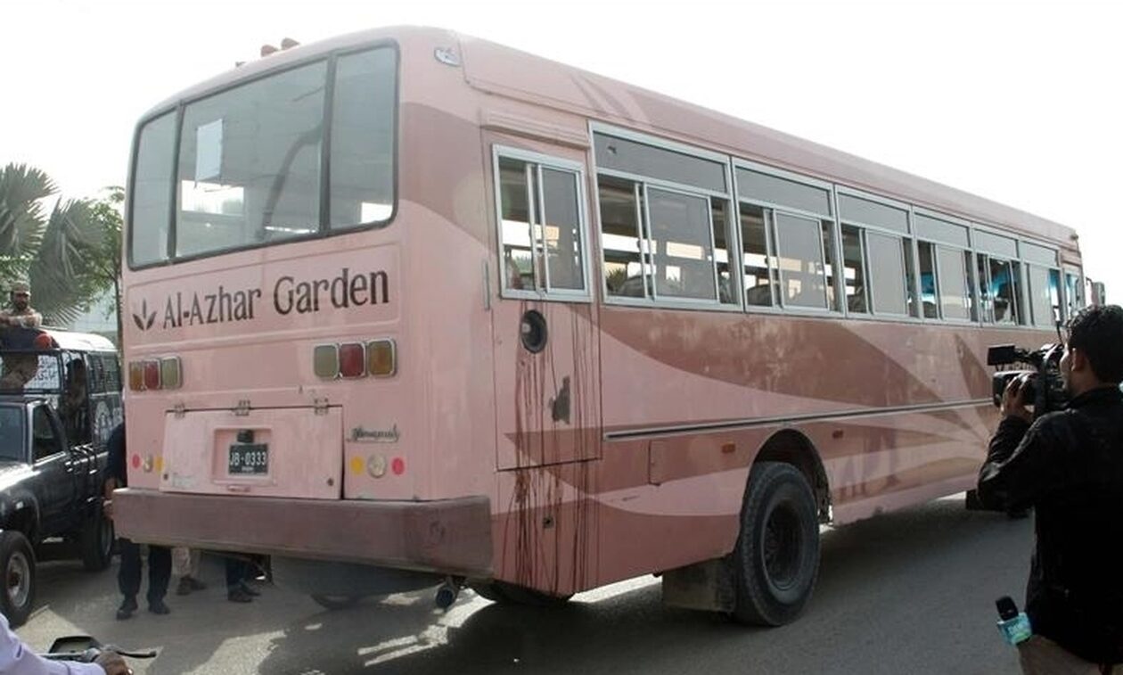 Πακιστάν: Τουλάχιστον τρεις νεκροί και 17 τραυματίες από πτώση λεωφορείου σε λίμνη