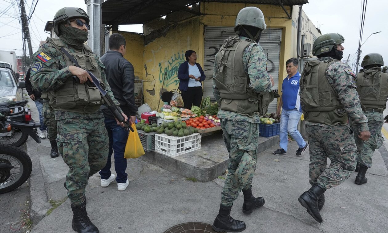 Εκουαδόρ: Κατάσταση έκτακτης ανάγκης – «Ντου» κουκουλοφόρων σε τηλεοπτικό πλατό