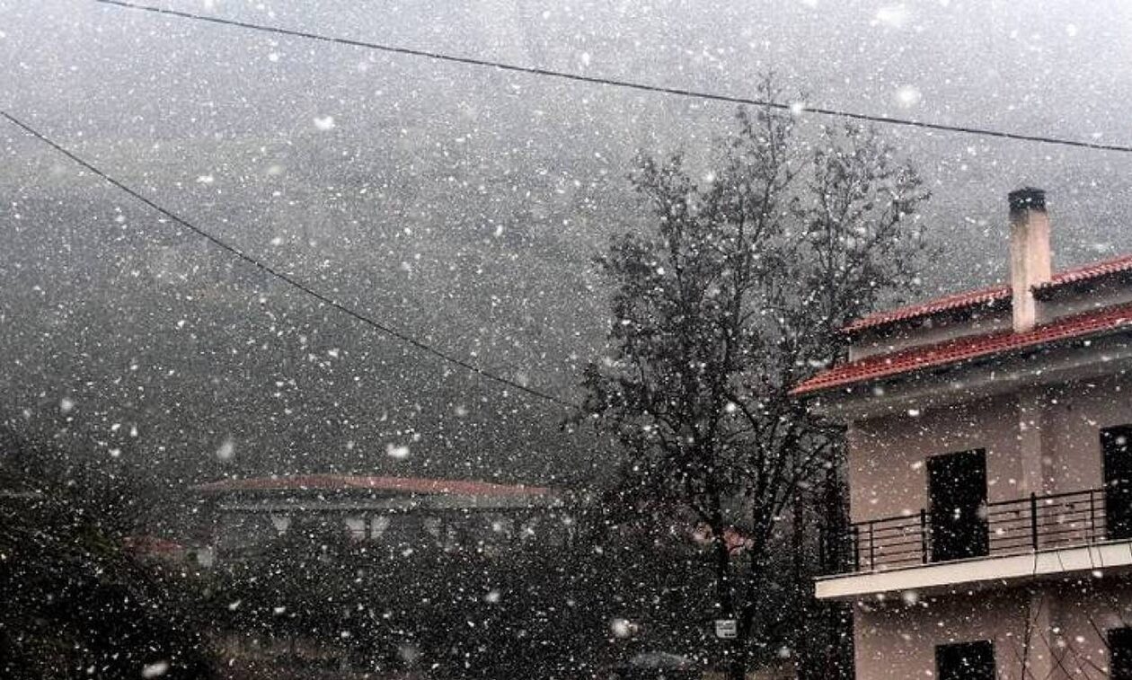 Βόλος: Στα λευκά ντύθηκε το Πήλιο – Θυελλώδεις άνεμοι στις Σποράδες