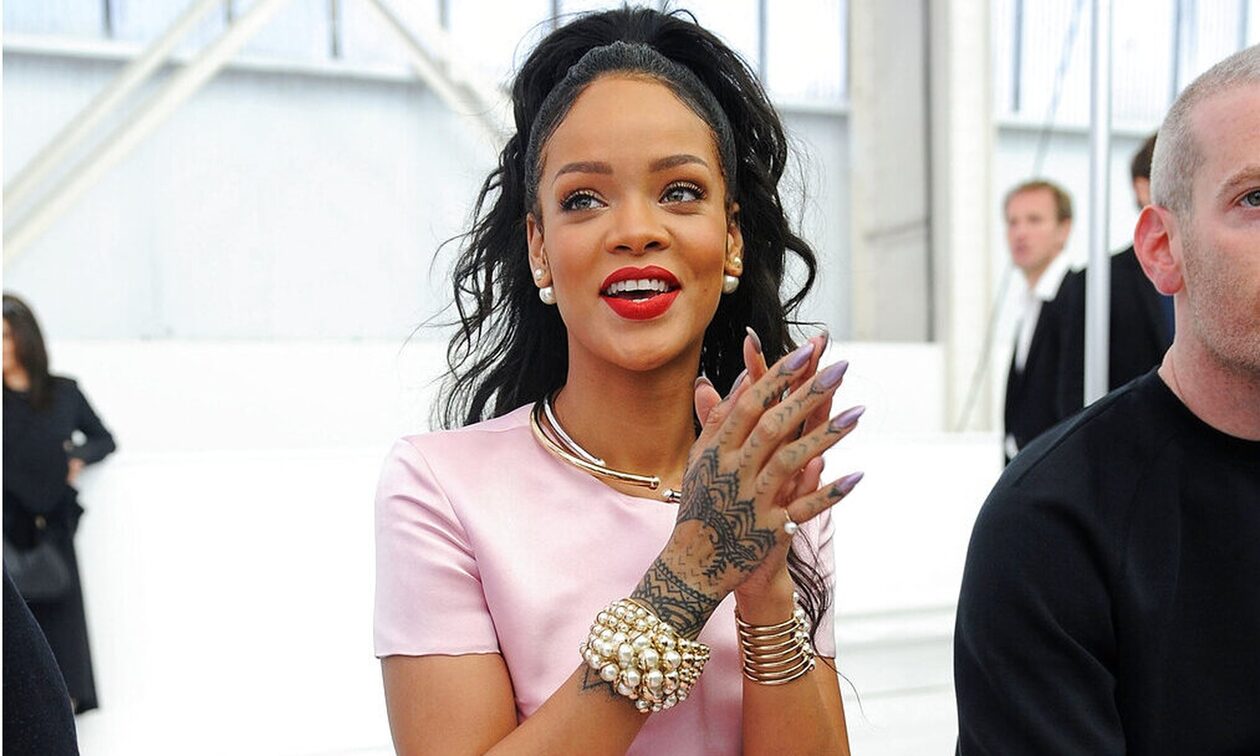 Ριάνα: Η σέξι φωτογράφιση με ροζ εσώρουχα εν όψει του Αγίου Βαλεντίνου – «Αγαπήστε τον εαυτό σας»