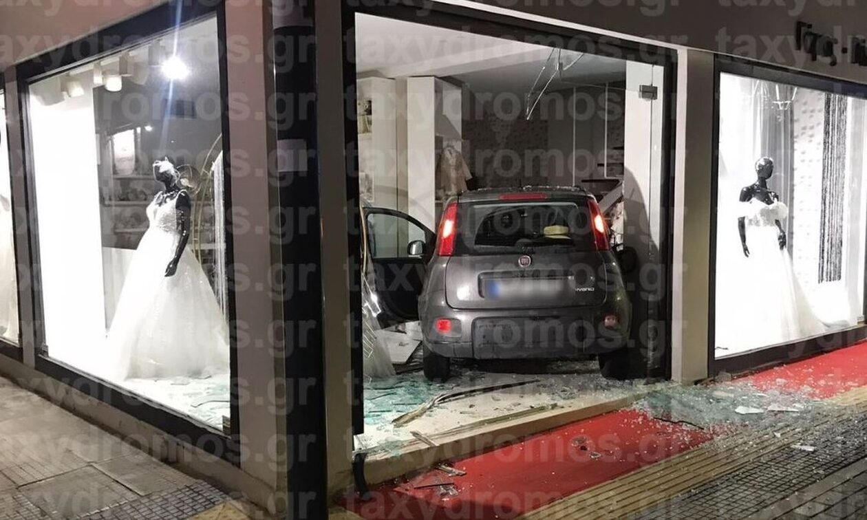 Βόλος: Τρέλη πορεία αυτοκινήτου – «Καβάλησε» το πεζοδρόμιο και κατέληξε σε βιτρίνα με νυφικά