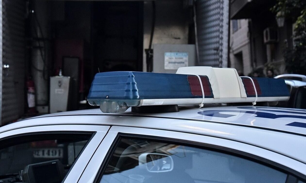 Αγρίνιο: Άγριο ξύλο έξω από μπαρ – «Έφαγε» σκαμπό στο κεφάλι!
