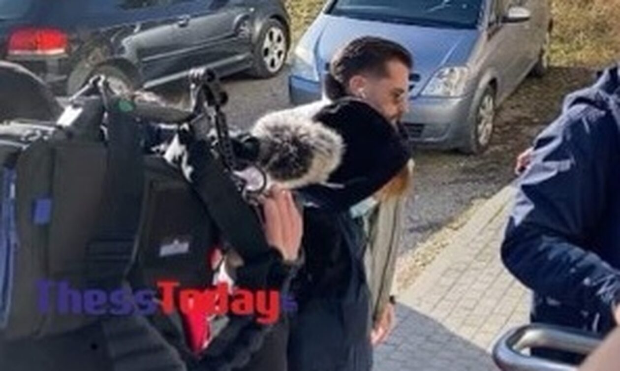 Βέροια: Οργή λαού κατά τη μεταφορά της βρεφοκτόνου στον ανακριτή – «Ντροπή σου»