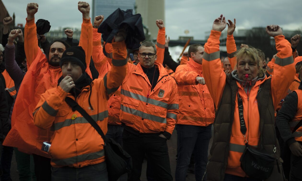 Γερμανία: Συνεχίζεται το απεργιακό χάος – Η κυβέρνηση Σολτς καλεί τους αγρότες σε διαπραγματεύσεις
