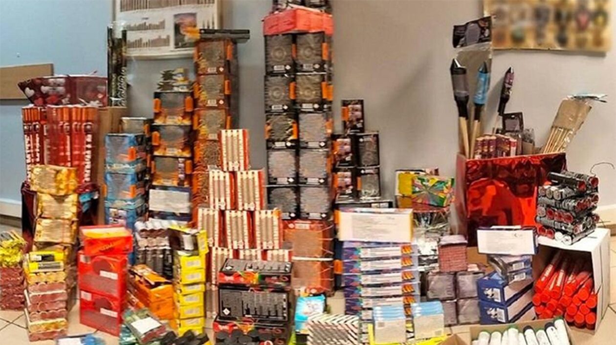 Θεσσαλονίκη: Κατείχε παρανόμως χιλιάδες πυροτεχνήματα και στρακαστρούκες – Σύλληψή 54χρονης