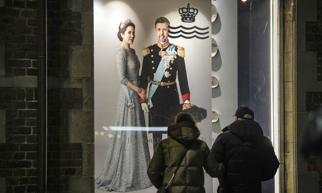 H Δανία υποδέχεται τον νέο βασιλιά της – Κοσμοσυρροή για τη «λιτή» τελετή ενθρόνισης