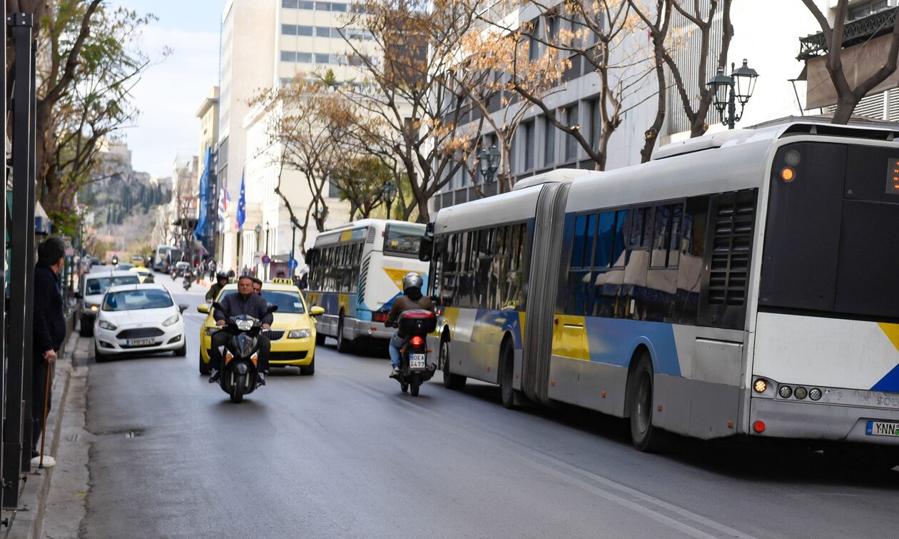 Κηφισιά: Διαθεσιμότητα και πειθαρχικό για τον οδηγό λεωφορείου που έλυνε..σταυρόλεξο