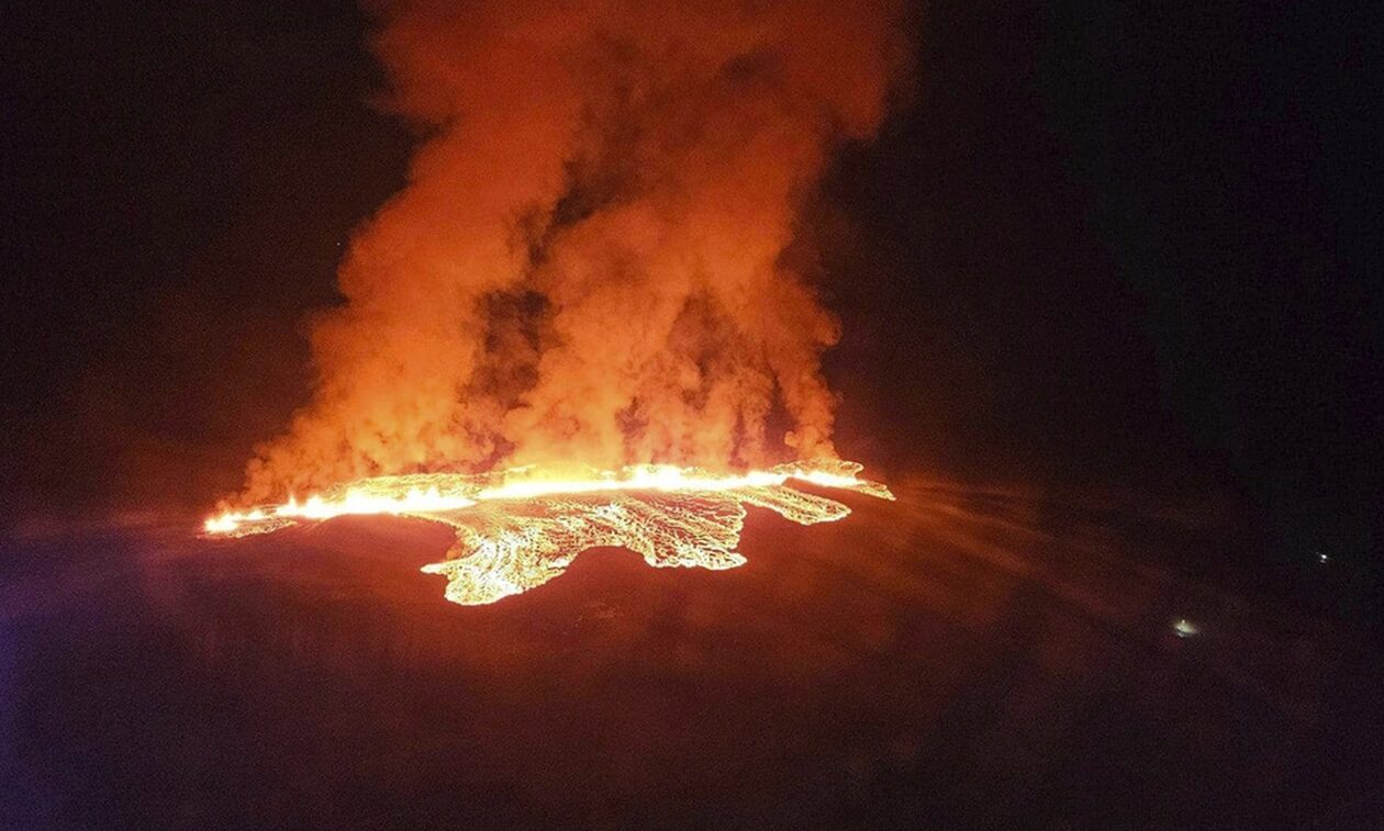 Έκρηξη ηφαιστείου στην Ισλανδία: Λάβα έκαψε σπίτια στο Γκρίνταβικ – «Είναι σαν ταινία καταστροφής»