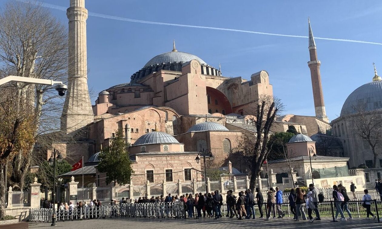 Οι Τούρκοι βάζουν εισιτήριο για την Αγιά Σοφιά, αλλά μόνο για τους ξένους