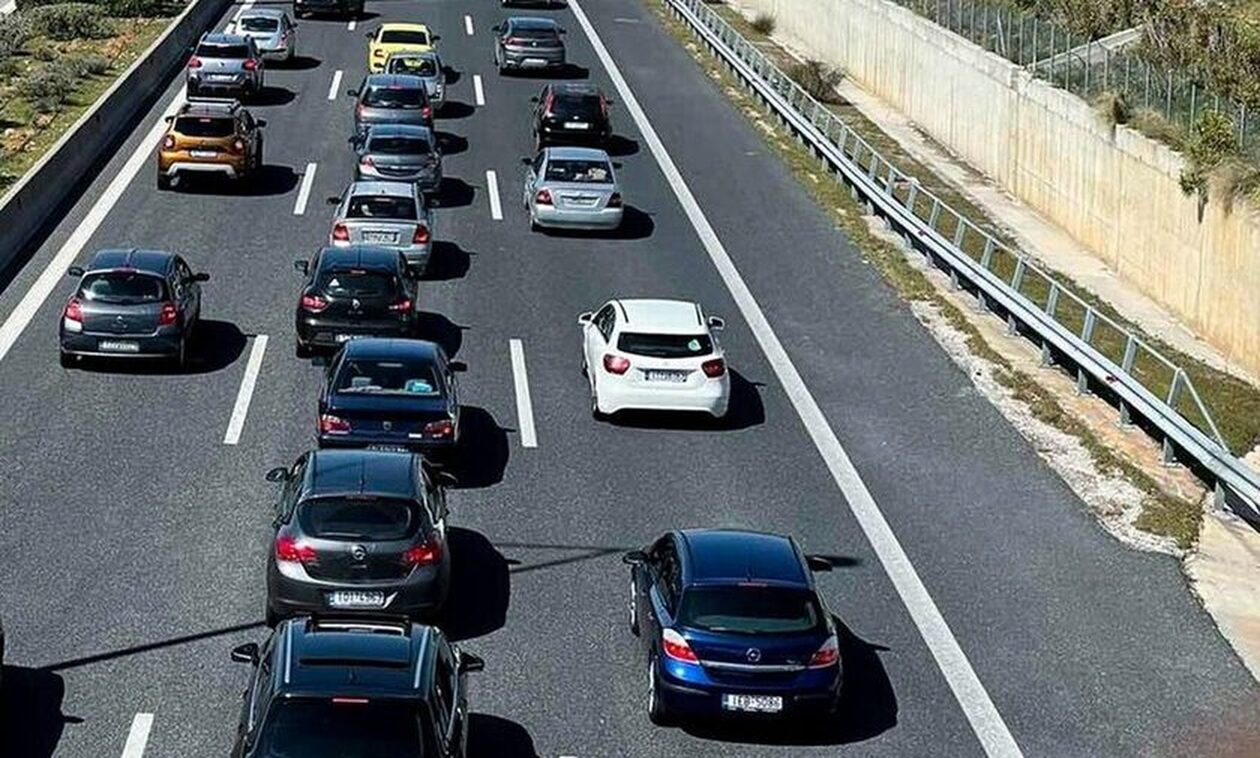 Φωτιά σε αυτοκίνητο στην Αττική Οδό – Κλειστές είναι οι δεξιές λωρίδες στο ρεύμα προς Αεροδρόμιο