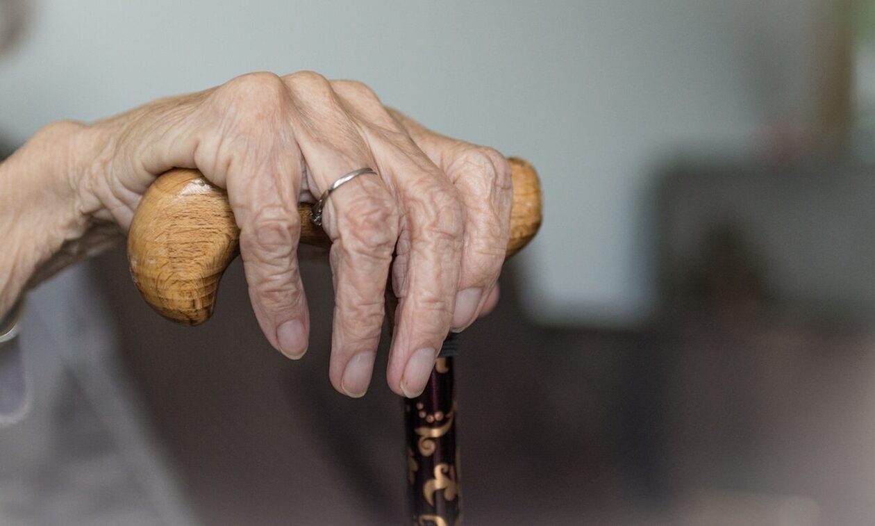 Αδιανόητο περιστατικό: Ξυλοκόπησε την 98χρονη μητέρα του