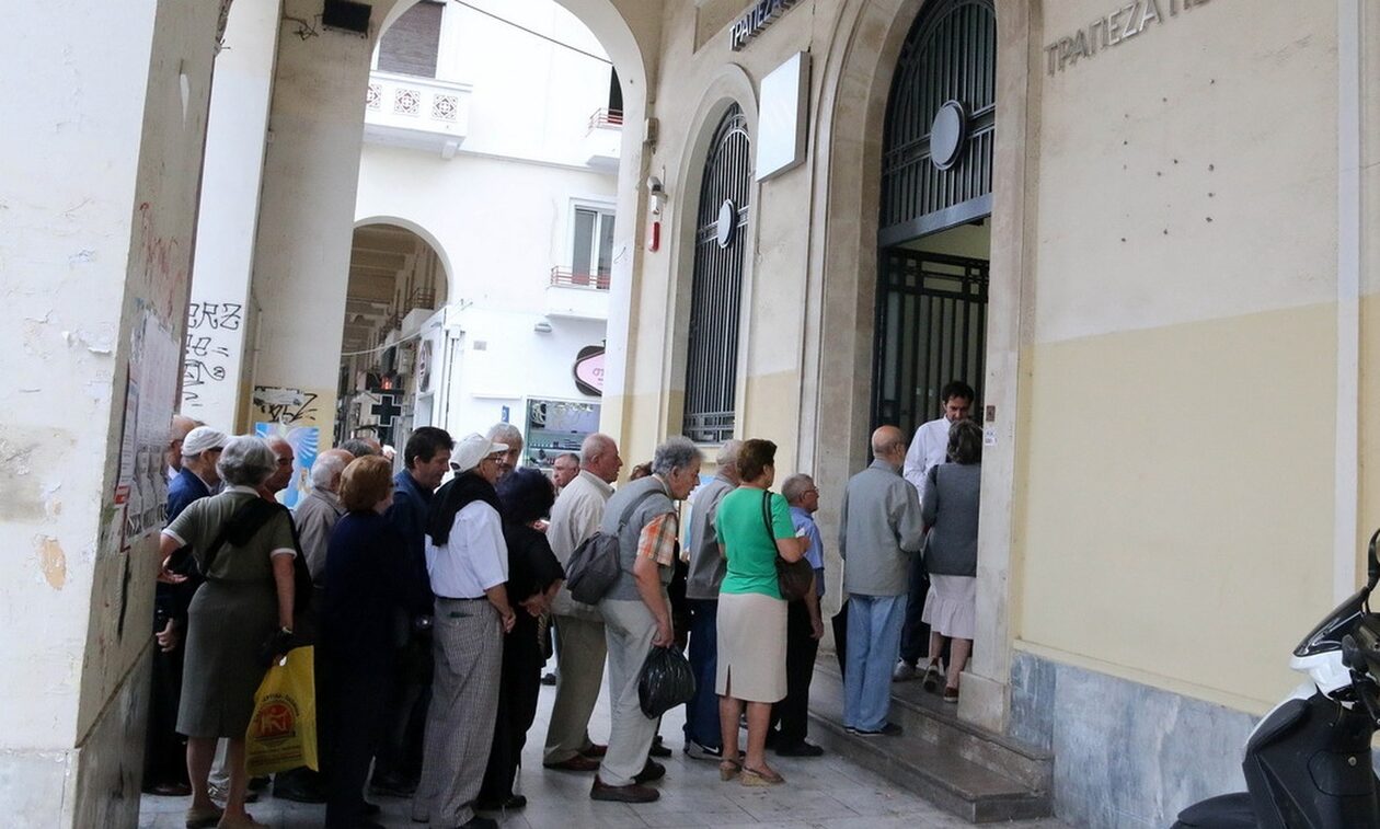 Συντάξεις: Ποιοι συνταξιούχοι θα δουν λιγότερα λεφτά στους λογαριασμούς τους