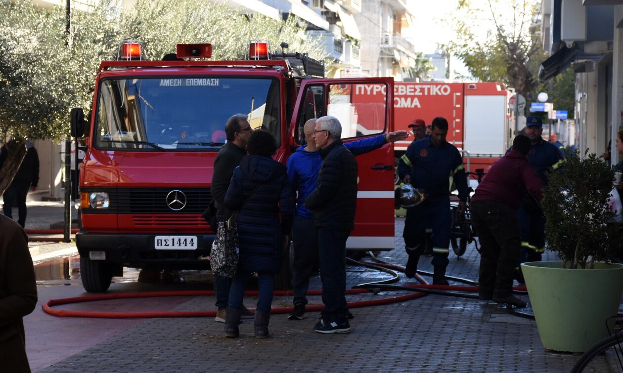 Φωτιά σε διαμέρισμα στον Νέο Κόσμο: Ανασύρθηκε χωρίς τις αισθήσεις του ένας ηλικιωμένος άνδρας