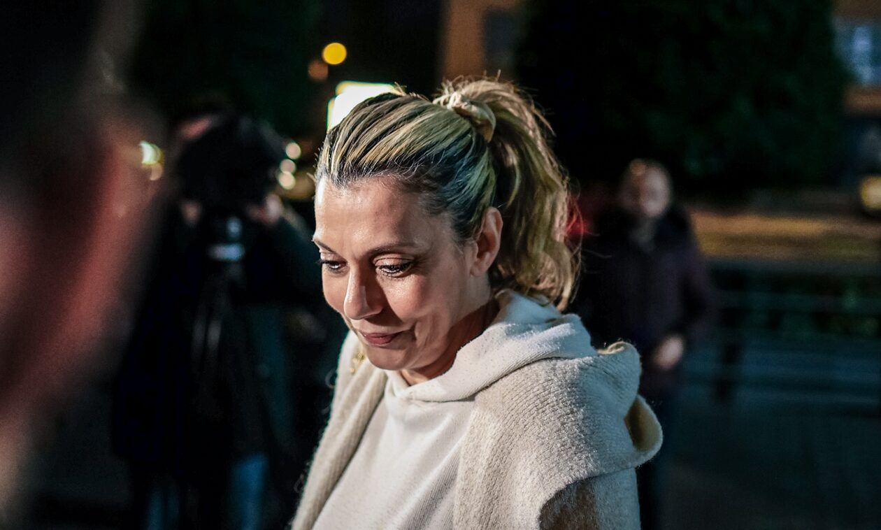 Χυδαία επίθεση στην Καραμανλή για το νομοσχέδιο για τα ομόφυλα – Τα έβαλαν και με τα παιδιά της